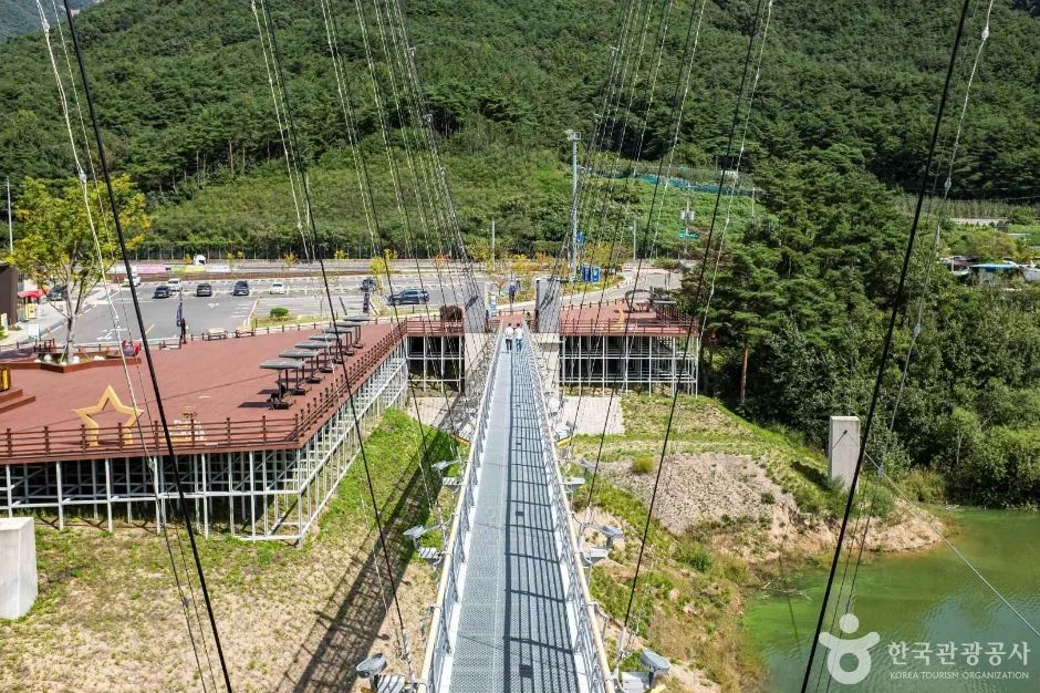 보현산댐 출렁다리 상판에서 되돌아본 진입부 데크 광장과 주차 구역