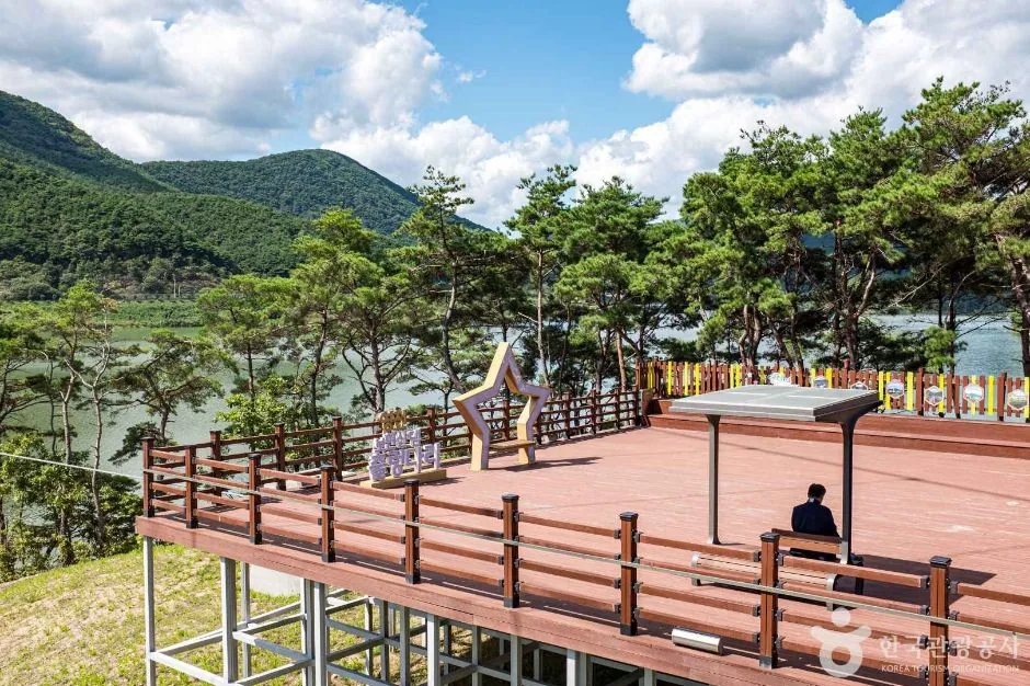 별 조형물과 파고라를 둔 보현산댐 출렁다리 수변광장 데크