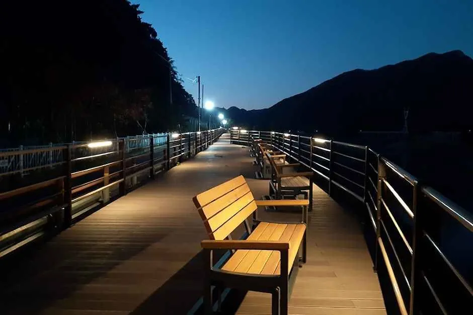 난간 조명과 벤치가 놓인 보현산댐 데크둘레길 야간 모습
