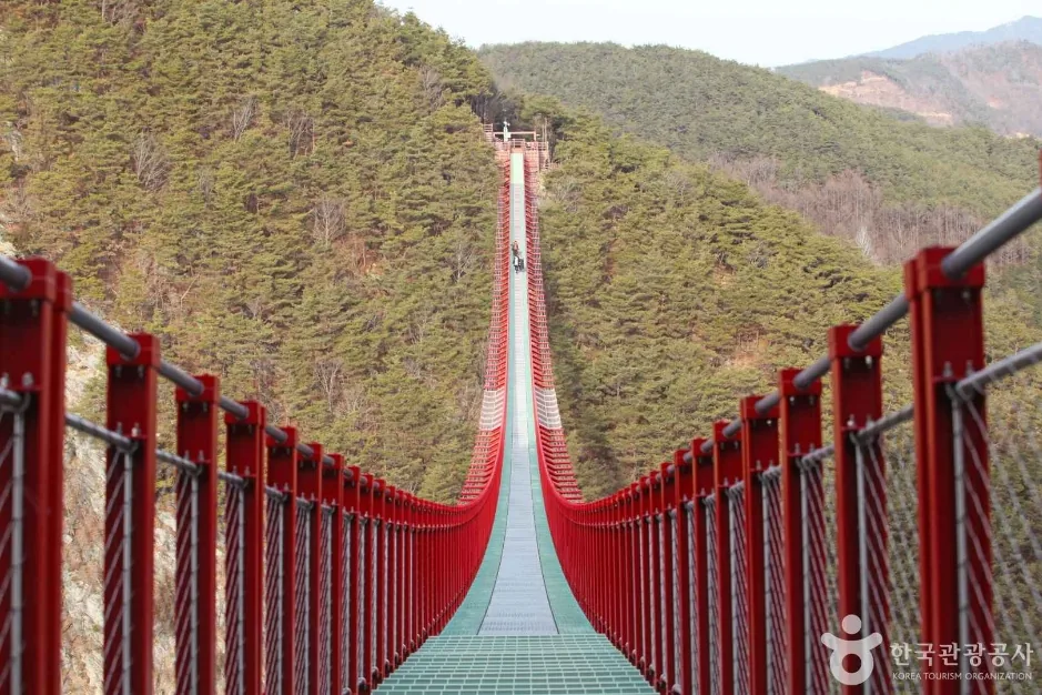 채계산 출렁다리를 초입에서 정면으로 본 붉은 난간과 처진 상판