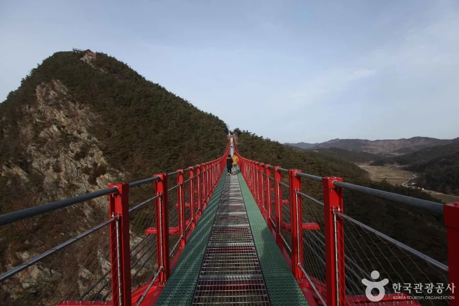 채계산 출렁다리 상판의 붉은 난간과 격자 바닥, 맞은편 봉우리 위 정자