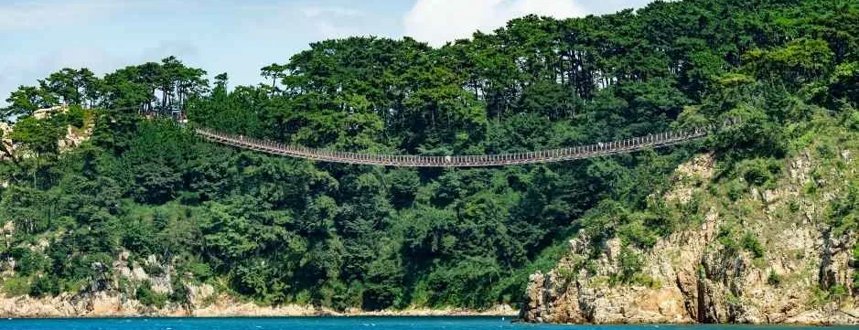 울산 대왕암공원의 두 바위 곶을 잇는 붉은 출렁다리를 바다 쪽에서 본 모습