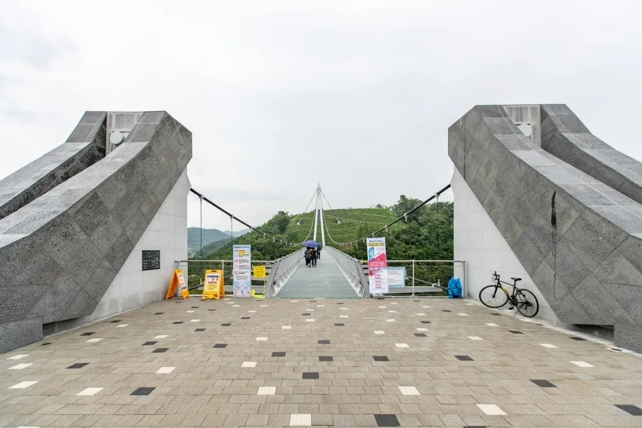 은하수교 진입부의 콘크리트 앵커 구조물과 안내 입간판
