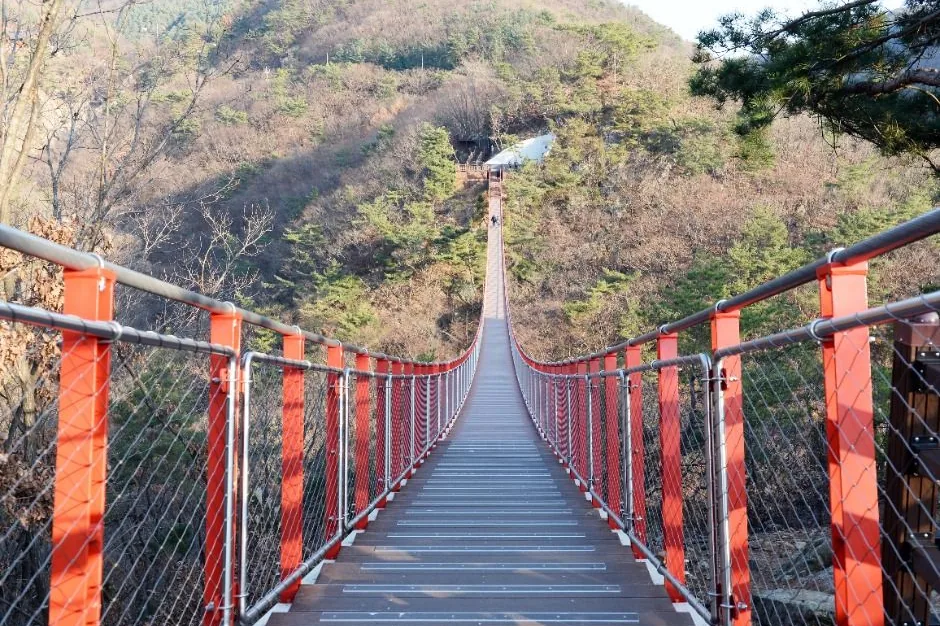 파주 감악산 출렁다리 초입에서 건너편으로 곧게 뻗은 상판