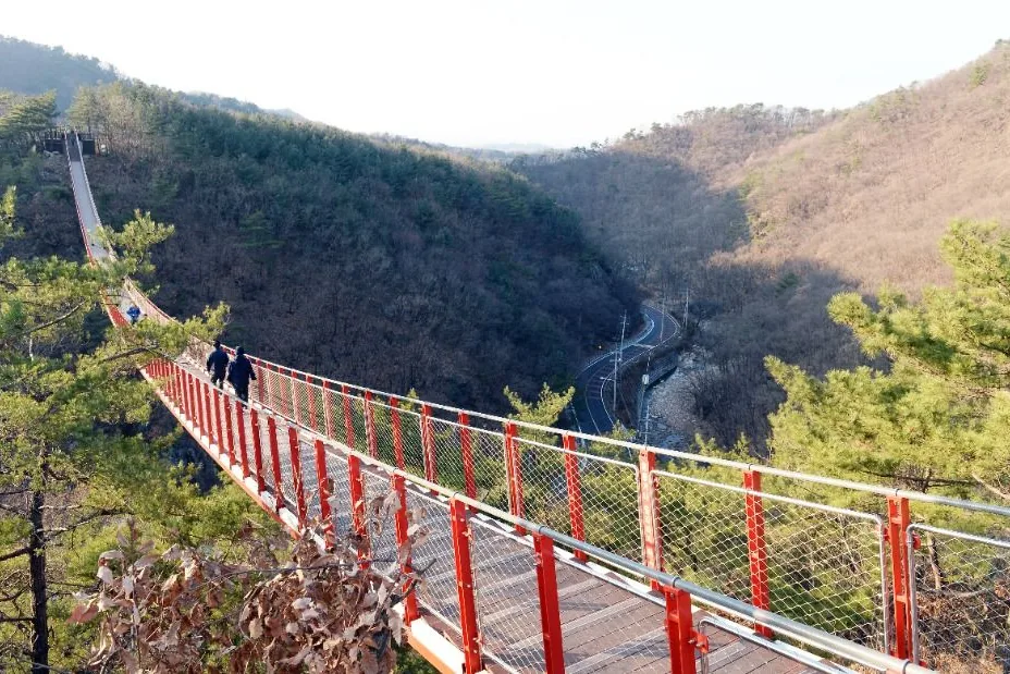 감악산 출렁다리에서 내려다본 설마리 골짜기와 굽이도는 도로