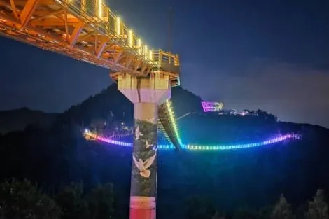 야간 조명이 켜진 한탄강 생태경관단지의 데크 통로와 언덕 조명