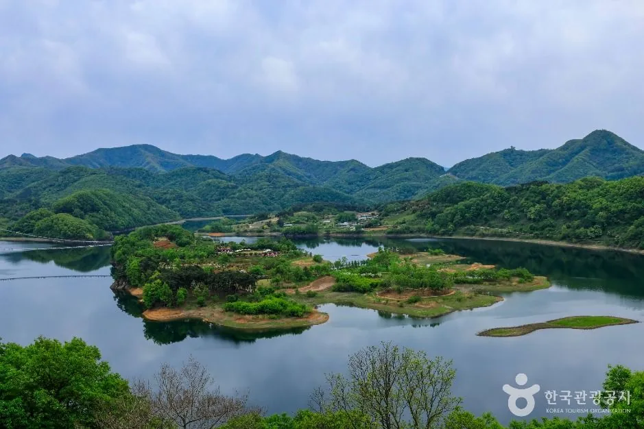 산에 둘러싸인 옥정호와 물 가운데 자리한 붕어섬 전경