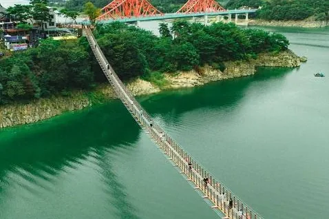 옥순봉 출렁다리와 그 너머 붉은 아치의 옥순대교