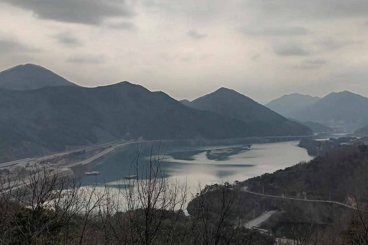 산자락을 감아 도는 단양 남한강과 강 가운데 드러난 모래톱