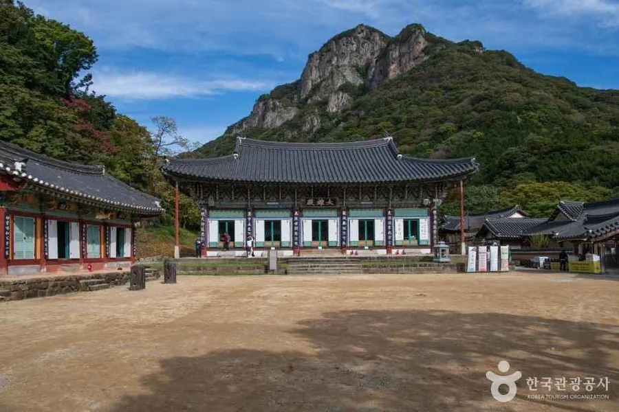 백양사 전각 앞 너른 마당과 그 뒤로 솟은 백학봉 바위 봉우리