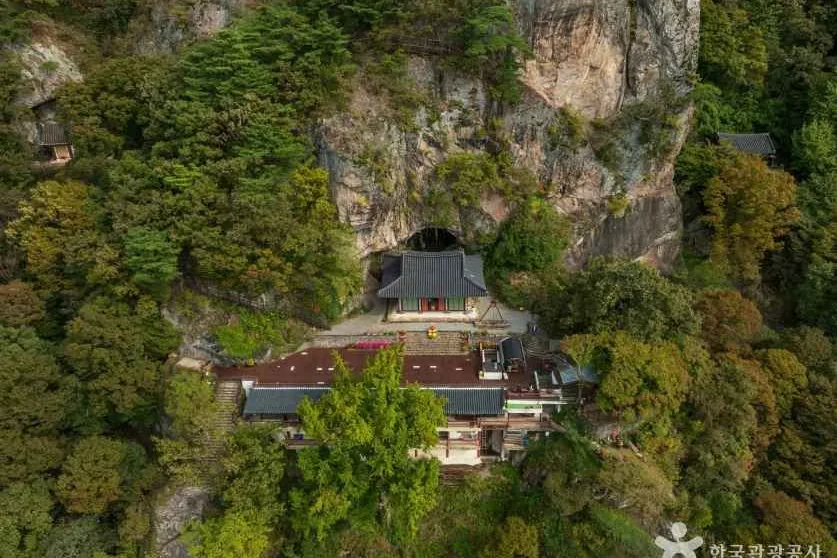 여름 — 바위굴에 기대 앉은 산내암자. 백학봉 암벽 아래에는 암굴을 낀 암자가 여