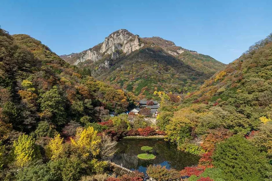 가을 — 단풍이 든 백양사 일원. 계담 너머로 백학봉이 곧게 선다 ⓒ한국관광공사