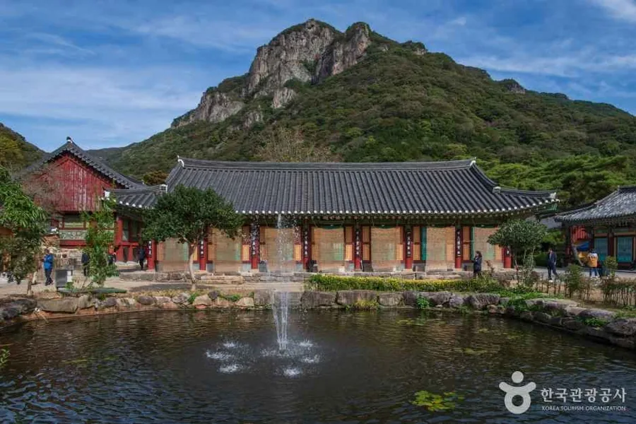 백양사 경내 연못과 분수, 그 너머 전각과 뒤편 백학봉 암봉