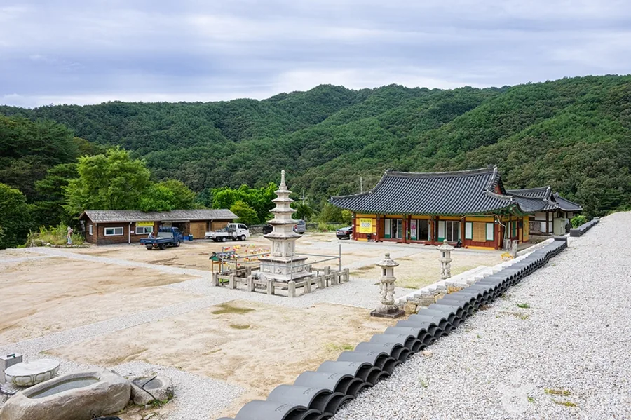 흥룡사 경내와 뒤편 백운산 능선