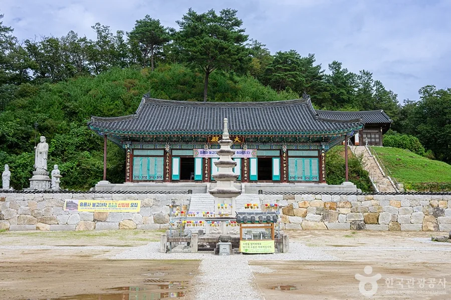 흥룡사 대웅전 정면과 오층석탑