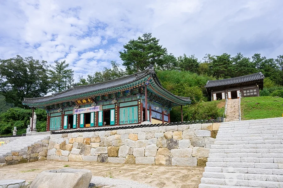 흥룡사 대웅전 측면과 석축 계단