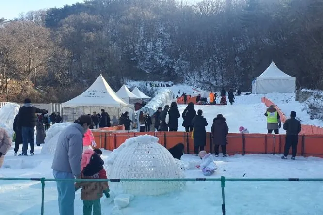 겨울 — 겨울 백운계곡에 차려지는 동장군축제 눈 놀이터 ⓒ한국관광공사 TourAP