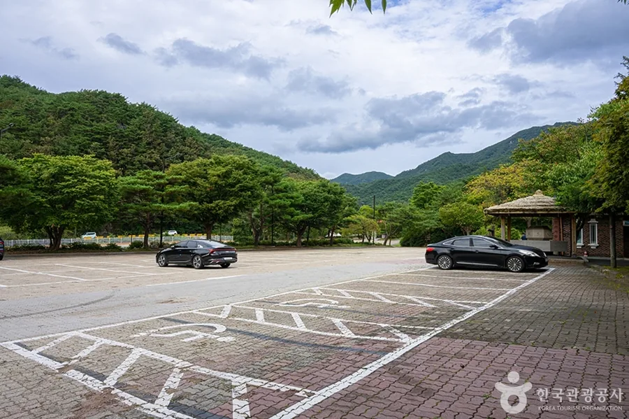 백운계곡 관광지 주차장과 뒤편 산 능선