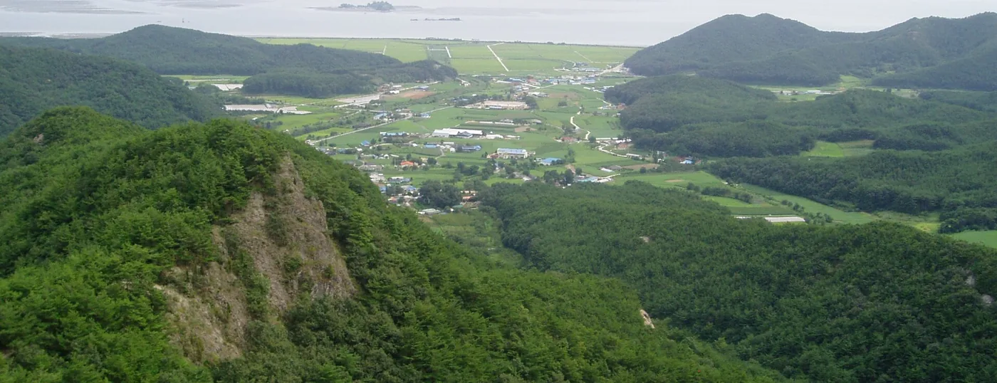 변산 능선에서 바라본 서해 갯벌과 들녘