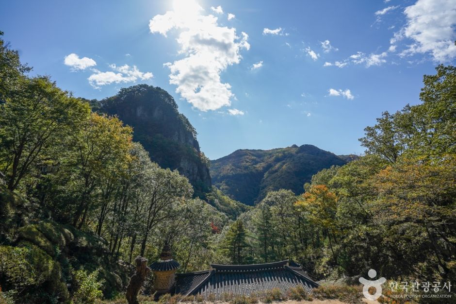 가을 — 파란 가을 하늘 아래 청량산 기암봉. 단풍철이면 골짜기가 물든다. ⓒ한국