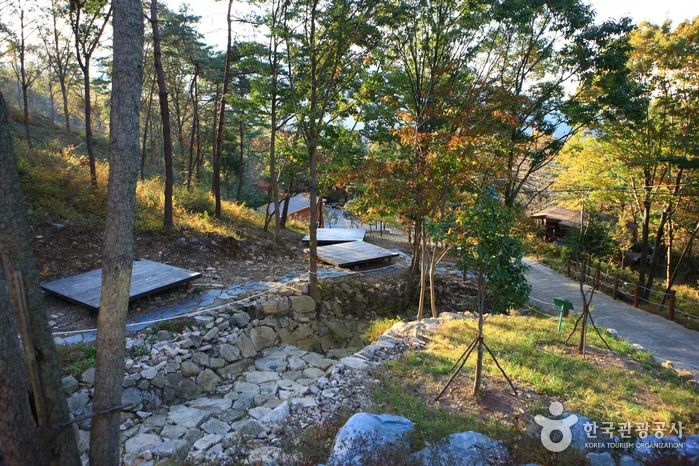 가을 — 국립천관산자연휴양림 야영 데크. 가을빛이 든 산자락이다. ⓒ한국관광공사 