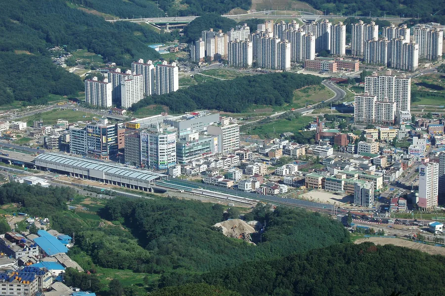 천마산에서 내려다본 호평동 시가지와 경춘선 전철역