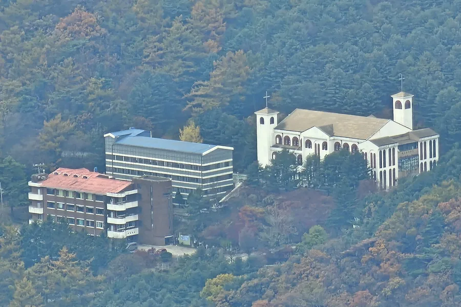 천마산 비탈에 자리한 기도원 건물들