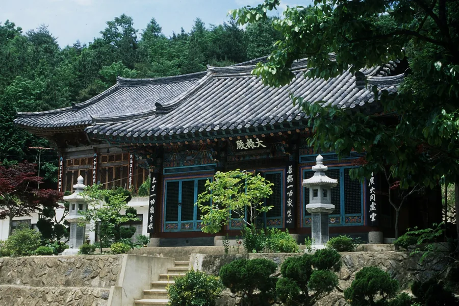 홍룡사. 폭포 곁에 자리한 절이다 ⓒ한국학중앙연구원 · KOGL 제1유형