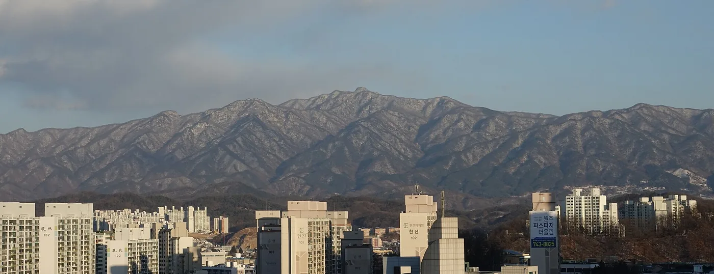 원주 시내 아파트 너머로 보이는 치악산 능선