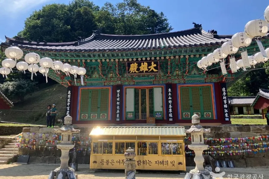 구룡사 대웅전 정면과 마당의 석등