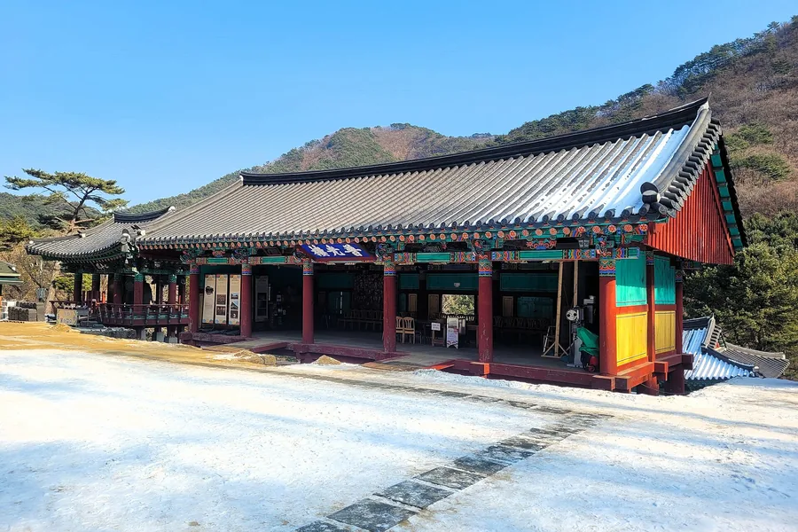 겨울 — 눈이 남은 구룡사 마당과 보광루. 구룡사에서 지정문화유산은 이 누각이다