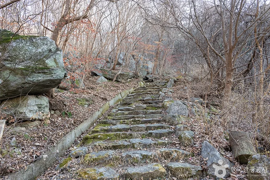 가을 — 낙엽이 덮인 돌계단 구간 ⓒ한국관광공사 TourAPI