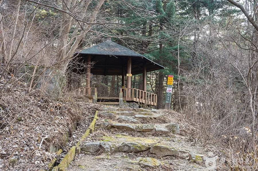 축령산 등산로 쉼터 정자