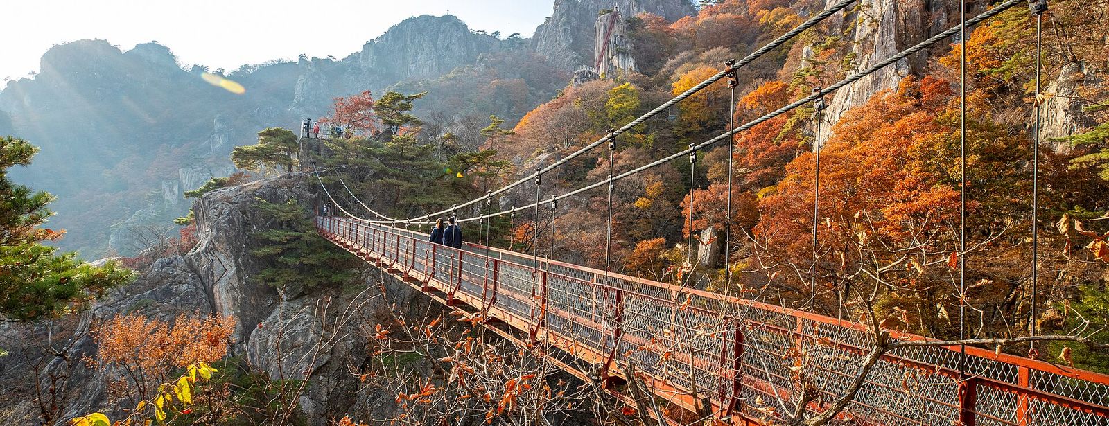 대둔산 금강구름다리 — 단풍 든 암봉 사이 현수교
