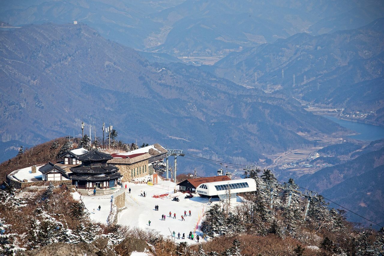 설천봉 상제루와 곤돌라 상부역. 향적봉으로 가는 최단 관문이다. ⓒMg