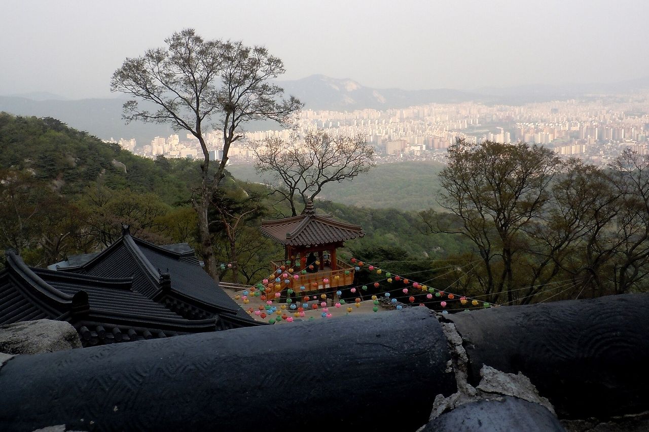 도봉산 사찰 기와 너머로 보이는 도시 전경