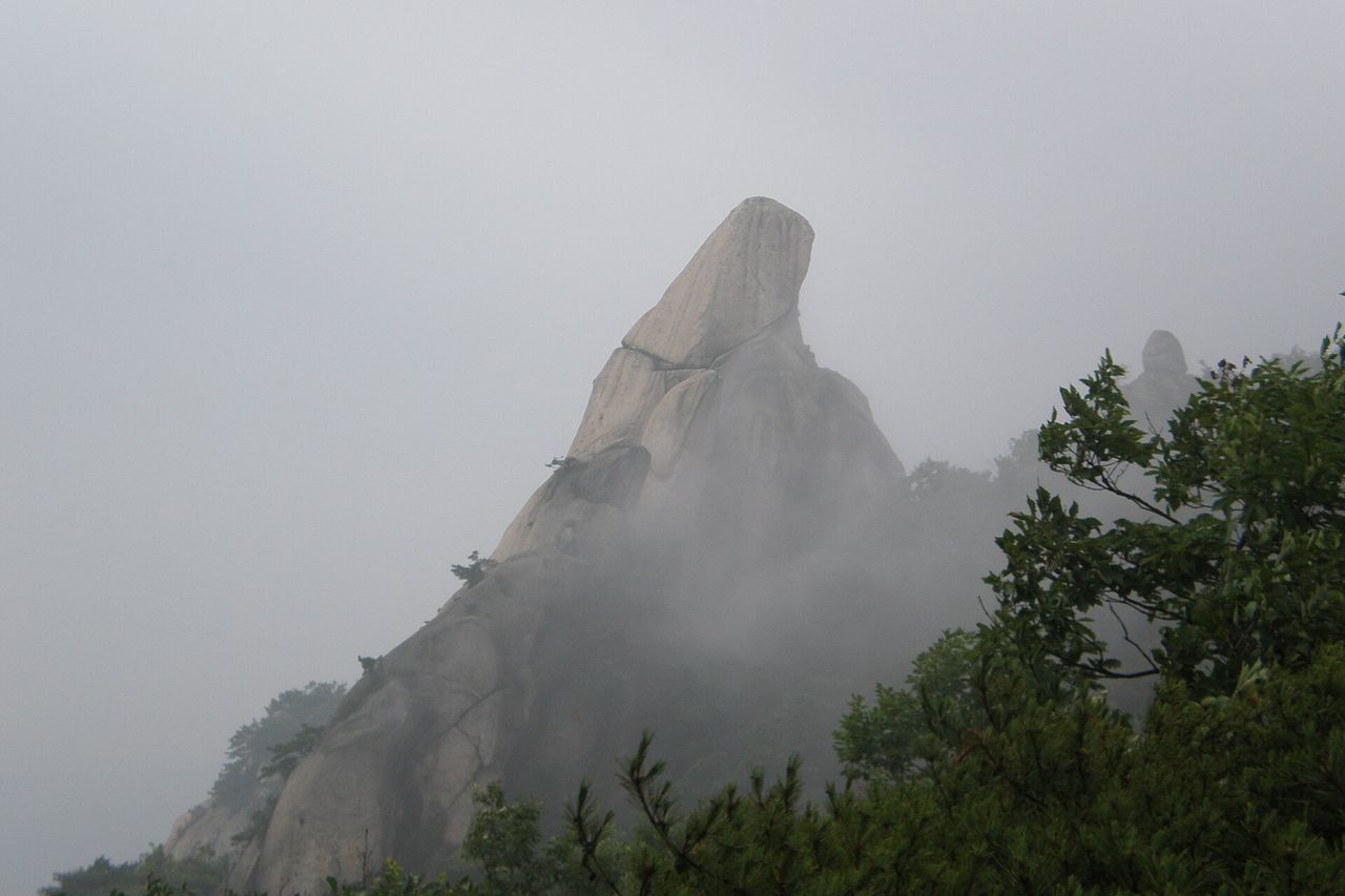 안개에 싸인 도봉산 우이암 바위