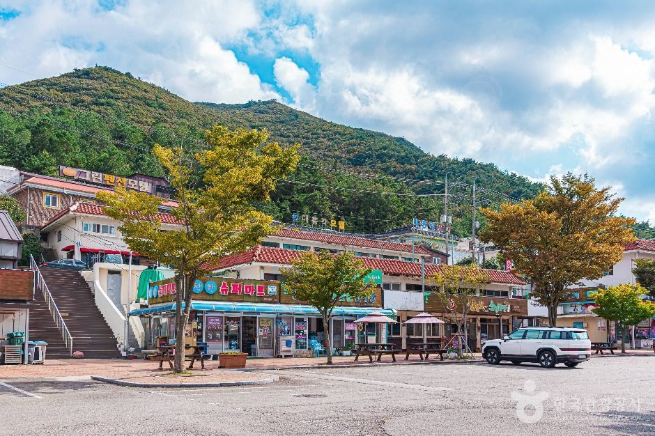 대흥사 집단시설지구. 식당·마트·숙소가 산 들머리에 모여 있다 ⓒ한국관광