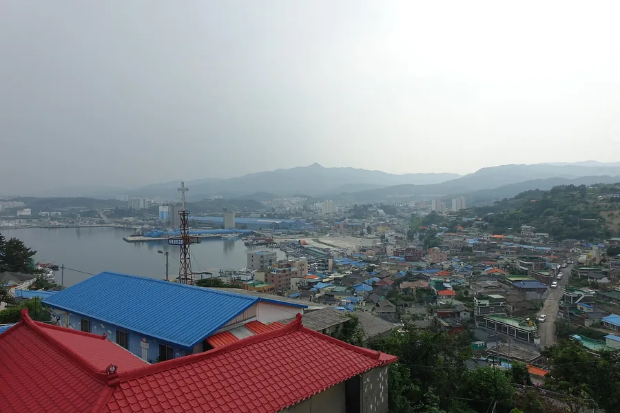산 아래 묵호항. 산행 후 회 한 접시가 이 동네의 정석 코스다. ⓒ최광