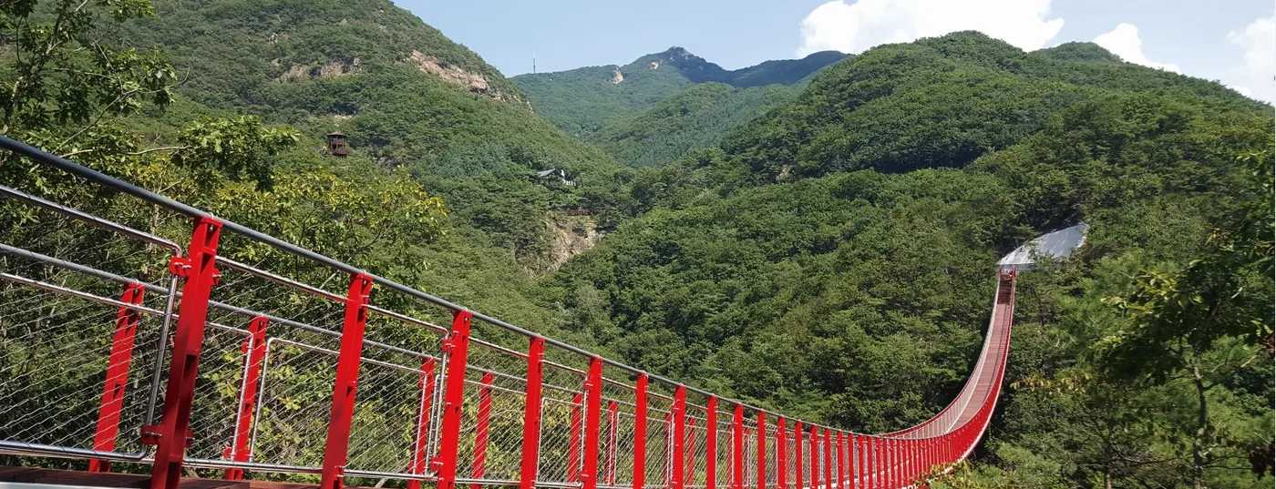 감악산 출렁다리 — 계곡 위를 가로지르는 붉은 현수교