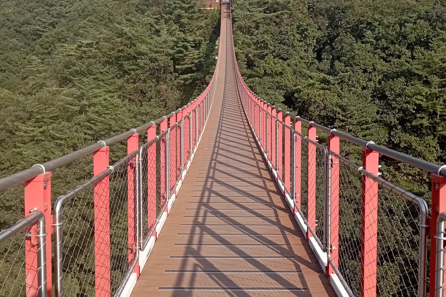 다리 위에서 본 종단면. 상판이 계곡 위에 그대로 떠 있다. ⓒSuohr