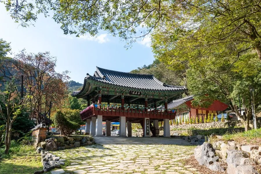 강천사 누각. 계곡길을 따라 올라오면 이 앞에서 걸음이 멈춘다. ⓒ한국관