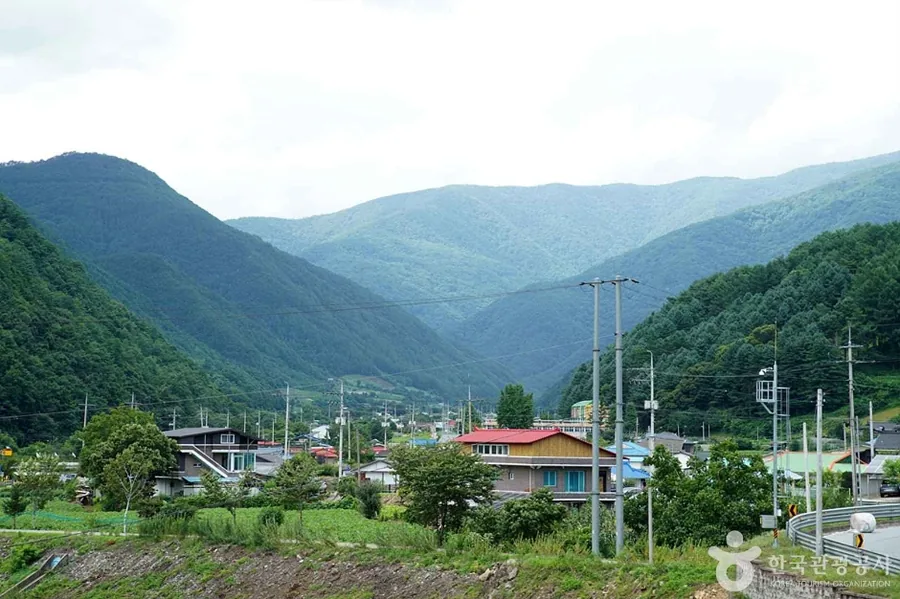 가리왕산 아래 골짜기에 자리한 마을과 겹쳐진 산줄기