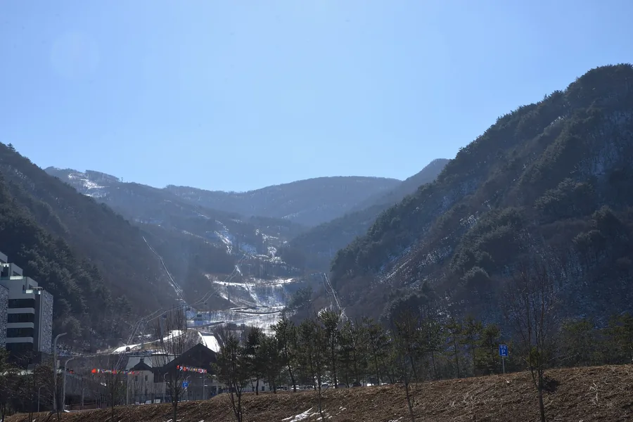겨울 가리왕산 골짜기에 남은 알파인 경기장 슬로프와 곤돌라 선