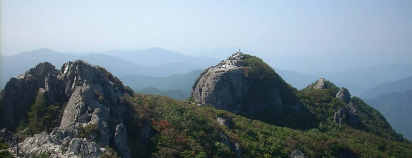 가야산 상왕봉과 칠불봉 일대의 화강암 바위 능선