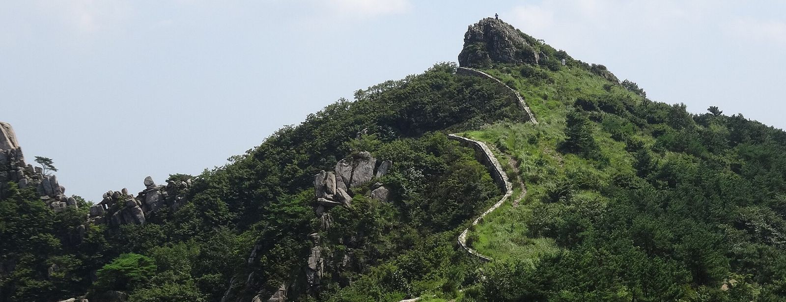 금정산 능선을 따라 이어진 금정산성 성벽과 암봉