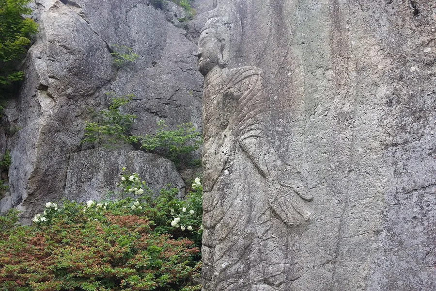 암벽 모서리에 새겨진 금오산 마애여래입상