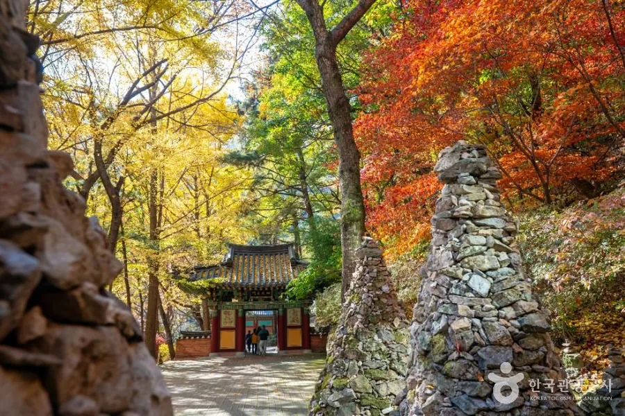 가을 — 단풍에 둘러싸인 금오산성 대혜문. 등산로가 이 문을 지난다 ⓒ한국관광공사