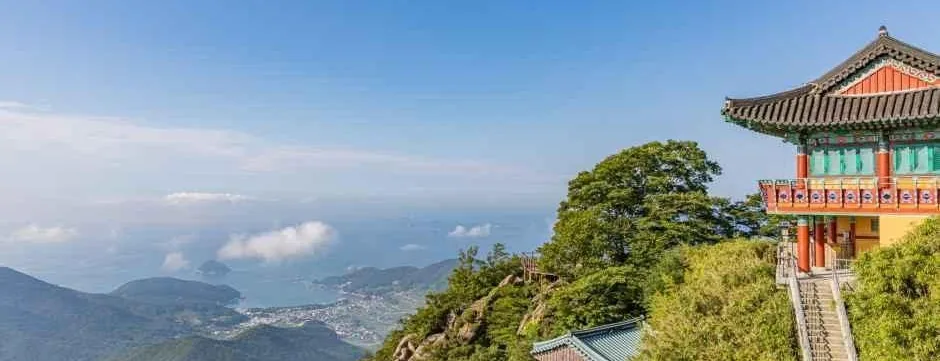 남해 금산 보리암 전각과 그 너머로 보이는 상주 앞바다와 섬들