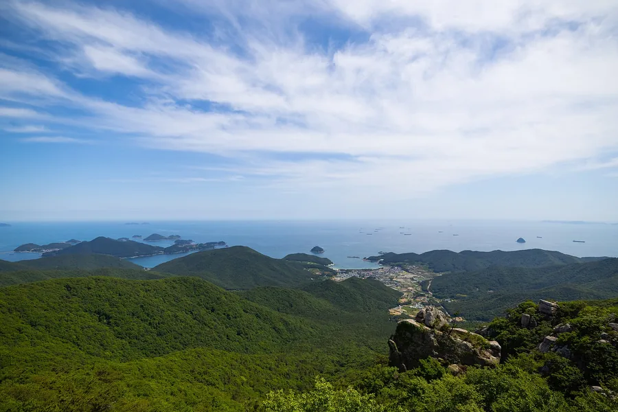 금산 상부에서 내려다본 상주 방면 다도해. 맑은 날에는 40km 밖 세존